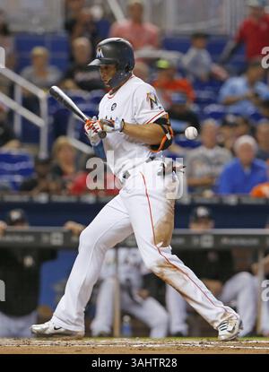 16. August 2017 - Miami, FL, USA - die Miami Marlins' Giancarlo Stanton wird am Mittwoch, 16. August 2017, im zweiten Inning gegen die San Francisco Giants im Marlins Park in Miami von einem Pitch getroffen. Die Marlins haben mit 8:1 gewonnen. (Bild: © David Santiago/TNS via ZUMA Wire) Stockfoto