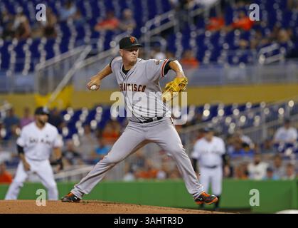 16. August 2017 – Miami, FL, USA – San Francisco Giants Pitcher Matt Cain arbeitet während des ersten Inning gegen die Miami Marlins im Marlins Park in Miami am Mittwoch, 16. August 2017. Die Marlins haben mit 8:1 gewonnen. (Bild: © David Santiago/TNS via ZUMA Wire) Stockfoto