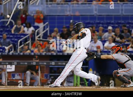 16. August 2017: Miami, FL, USA - die Miami Marlins' Giancarlo Stanton treffen am Mittwoch, 16. August 2017, im ersten Inning gegen die San Francisco Giants im Marlins Park in Miami eine Single. Die Marlins haben mit 8:1 gewonnen. (Bild: © David Santiago/TNS via ZUMA Wire) Stockfoto