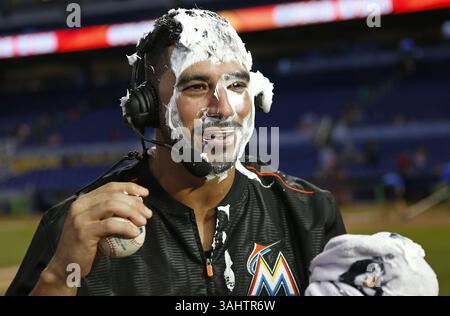 16. August 2017 - Miami, FL, USA - Miami Marlins Shortstop Mike Aviles spricht während eines Interviews nach einem 8-1er Sieg gegen die San Francisco Giants im Marlins Park in Miami am Mittwoch, 16. August 2017. (Bild: © David Santiago/TNS via ZUMA Wire) Stockfoto