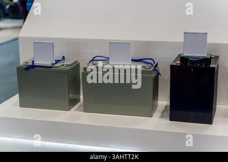 Batterie für Motorrad und Auto. Leistungsstarker Akku für den Elektrotransport Stockfoto