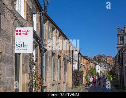 Circus Lane, Stockbridge, Edinburgh, Schottland, Großbritannien. 10. April 2025. Die Verkaufsmengen inländischer Immobilien in der Hauptstadt steigen weiterhin stetig. Im Bild: Die begehrenswerten Stockbridge-Wohnungen mit zwei Wohnungen, die nur wenige Meter voneinander entfernt verkauft werden. Spekulationen deuten darauf hin, dass die populäre instagrammbare Straße aufgrund der ständigen Besucherströme, die auf ihr absteigen, derzeit weniger bequem zu leben ist. Quelle: Archwhite/Alamy Live News. Stockfoto