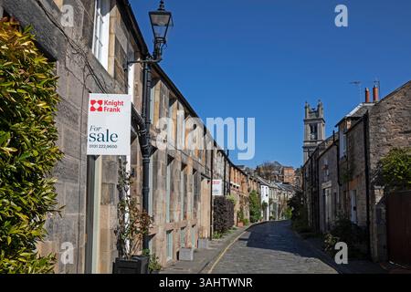 Circus Lane, Stockbridge, Edinburgh, Schottland, Großbritannien. 10. April 2025. Die Verkaufsmengen inländischer Immobilien in der Hauptstadt steigen weiterhin stetig. Im Bild: Die begehrenswerten Stockbridge-Wohnungen mit zwei Wohnungen, die nur wenige Meter voneinander entfernt verkauft werden. Spekulationen deuten darauf hin, dass die populäre instagrammbare Straße aufgrund der ständigen Besucherströme, die auf ihr absteigen, derzeit weniger bequem zu leben ist. Quelle: Archwhite/Alamy Live News. Stockfoto