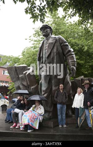 18. Juni 2011 - Seattle, WA, USA - Seattle, Washington: Statue von Lenin während der Sommersonnenparade und des Sommerfestes. Die Bronzestrette wurde 1993 von einem Amerikaner gekauft, der sie von der Tschechoslowakei nach Seattle verlegte, wo sie seither in Fremont ausgestellt wird. Mit der aktuellen Bewegung, die Statuen der Konföderierten zu vernichten, fordern viele die Entfernung umstrittener Denkmäler, einschließlich der Lenin-Statue in Seattle. (Bild: © Paul Gordon via ZUMA Wire) Stockfoto