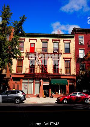 Blick auf die Straße auf rote Gebäude und die Feuertreppe in Brooklyn Heights, New York Stockfoto