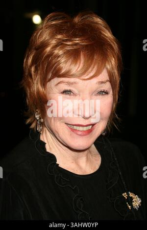 Dezember 2006 - Beverly Hills, CA, USA - 11. Dezember 2006 - Beverly Hills, Kalifornien. Shirley MacLaine. Los Angeles Premiere von „Dreamgirls“ im Wilshire Theatre. Foto: Byron Purvis/AdMedia Stockfoto