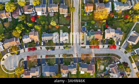 Top-down-Ansicht eines Wohnviertels. Ein detaillierter Blick von oben auf eine vorstädtische Wohngegend mit übersichtlichen Häusern Stockfoto