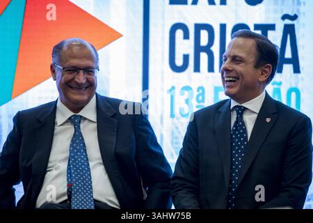 17. August 2017 – Sao Paulo, Sao Paulo, Brasilien – Aug, 2017 – Sao Paulo, Sao Paulo, Brasilien – der Gouverneur des Bundesstaates Sao Paulo, GERALDO ALCKMIN (links) und der Bürgermeister der Stadt Sao Paulo, JOAO DORIA, nahmen an der Eröffnung einer christlichen Messe in Sao Paulo Teil. Beide leben in einem schwierigen Moment in der Auseinandersetzung um die Vakanz der Präsidentschaftskandidatur durch die politische Partei im Jahr 2018. (Kreditbild: © Marcelo Chello/CJPress via ZUMA Wire) Stockfoto