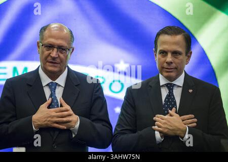 17. August 2017 – Sao Paulo, Sao Paulo, Brasilien – Aug, 2017 – Sao Paulo, Sao Paulo, Brasilien – der Gouverneur des Bundesstaates Sao Paulo, GERALDO ALCKMIN (links) und der Bürgermeister der Stadt Sao Paulo, JOAO DORIA, nahmen an der Eröffnung einer christlichen Messe in Sao Paulo Teil. Beide leben in einem schwierigen Moment in der Auseinandersetzung um die Vakanz der Präsidentschaftskandidatur durch die politische Partei im Jahr 2018. (Kreditbild: © Marcelo Chello/CJPress via ZUMA Wire) Stockfoto