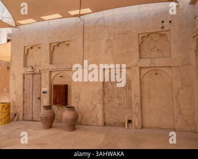 Dubai, Vereinigte Arabische Emirate. Nahaufnahme der Architektur des Bastakia Quarter in Bur Dubai. Der Bau des historischen Stadtviertels Al Fahidi datiert Stockfoto