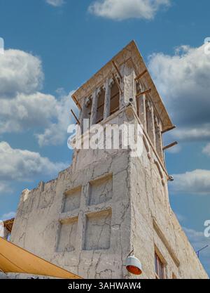 Dubai, Vereinigte Arabische Emirate. Nahaufnahme der Architektur des Bastakia Quarter in Bur Dubai. Der Bau des historischen Stadtviertels Al Fahidi datiert Stockfoto