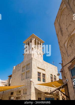 Dubai, Vereinigte Arabische Emirate. Nahaufnahme der Architektur des Bastakia Quarter in Bur Dubai. Der Bau des historischen Stadtviertels Al Fahidi datiert Stockfoto