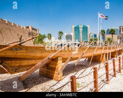 Altes Boot in der Nähe von fahidi Fort im Dubai Museum, VAE. Historisches Museum in Dubai. Stockfoto