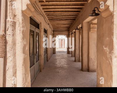 Dubai, Vereinigte Arabische Emirate. Nahaufnahme der Architektur des Bastakia Quarter in Bur Dubai. Der Bau des historischen Stadtviertels Al Fahidi datiert Stockfoto