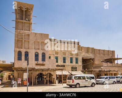 Dubai, Vereinigte Arabische Emirate. Nahaufnahme der Architektur des Bastakia Quarter in Bur Dubai. Der Bau des historischen Stadtviertels Al Fahidi datiert Stockfoto