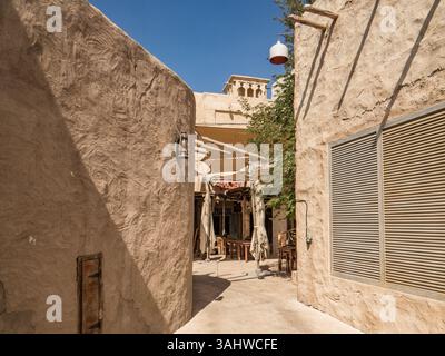 Dubai, Vereinigte Arabische Emirate. Nahaufnahme der Architektur des Bastakia Quarter in Bur Dubai. Der Bau des historischen Stadtviertels Al Fahidi datiert Stockfoto