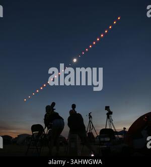 August 2017 - Madras, Oregon, USA - Zeitrafferaufnahme der Sonnenfinsternis von Madras. (Kreditbild: © Chris Pietsch/Register Guard via ZUMA Wire) Stockfoto