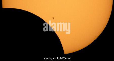 21. August 2017 – Northern Cascades National Park, Washington, USA – die Internationale Raumstation mit einer sechsköpfigen Besatzung an Bord wird während einer teilweisen Sonnenfinsternis am Montag, 21. August 2017 vom Ross Lake im Northern Cascades National Park, Washington, in Silhouette gesehen. An Bord der Expedition 52 sind: Die NASA-Astronauten Peggy Whitson, Jack Fischer und Randy Bresnik, die russischen Kosmonauten Fjodor Jurchikhin und Sergej Ryazanskiy sowie der ESA-Astronaut Paolo Nespoli. Eine totale Sonnenfinsternis fegte über einen schmalen Teil von Th Stockfoto