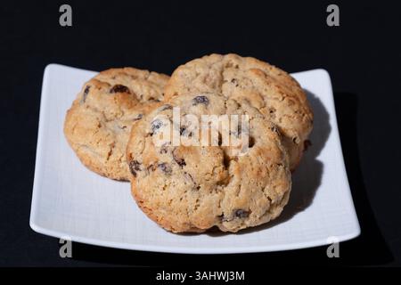 UK. Hausgemachte New Yorker Hafer- und Rosinenkekse. Es sind große Kekse mit einer knusprigen äußeren Kruste und weicher Mitte. Isoliert auf weiß Stockfoto