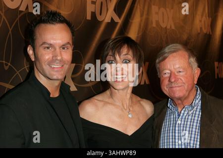 17. Januar 2006 - Hollywood, Kalifornien, USA - 17. Januar 2006 - Hollywood, Kalifornien - Mark Lund (L), olympischer Goldmedaillengewinner Dorothy Hamill (C) und Sir John Nicks (R) Juroren für SKATEN MIT PROMINENTEN. Januar 2006 TCA Party in Citizen Smith. Foto: Zach Lipp/AdMedia Stockfoto