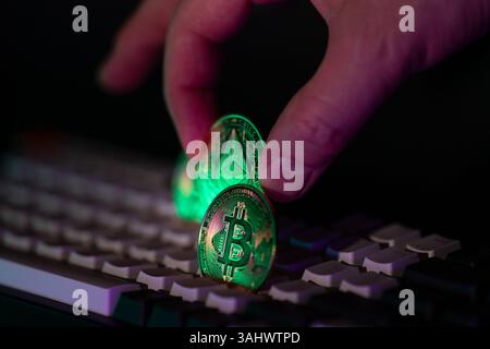 Nahaufnahme von Kryptowährungsmünzen mit Hand-Cyber-Wirtschaft und Blockchain-Sicherheit Stockfoto