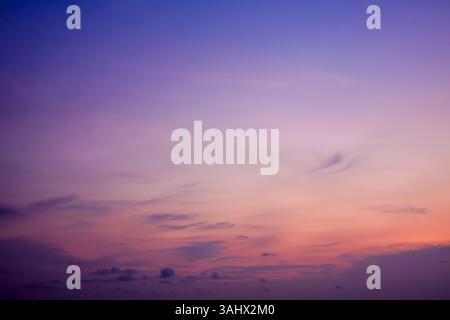 Bunte Wolke und Himmel für Tapeten oder Hintergrund, heller Sonnenuntergang Paradies und Wolke, schöner Himmel in der Dämmerung auf dem Meer, schöner Himmel in der Sonne Stockfoto