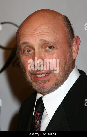 25. Februar 2007 – Beverly Hills, KALIFORNIEN, USA – 25. Februar 2007 – Beverly Hills, Kalifornien – Hector Elizondo. 17. Jährliche Oscar-Gala der „Nacht der 100 Sterne“ im Beverly Hills Hotel. Foto: Byron Purvis/AdMedia Stockfoto