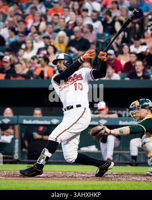 22. August 2017: Der Mittelfeldspieler Adam Jones (10) von Baltimore Orioles im Oriole Park in Camden Yards in Baltimore, Maryland, am Plattenteller. Scott Taetsch/CSM(Kreditbild: &Copy; Scott Taetsch/CSM via ZUMA Wire) Stockfoto