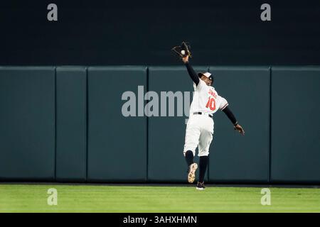 22. August 2017: Der Mittelfeldspieler Adam Jones (10) von Baltimore Orioles erfährt eine Linienfahrt während des MLB-Spiels zwischen Oakland Athletics und Baltimore Orioles im Oriole Park in Camden Yards in Baltimore, Maryland. Scott Taetsch/CSM(Kreditbild: &Copy; Scott Taetsch/CSM via ZUMA Wire) Stockfoto