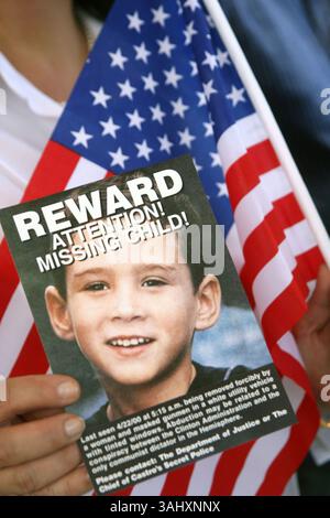20. Juni 2008 - Miami, FL, USA - Fotos von Elian Gonzalez werden während einer Pressekonferenz von Delfin Gonzalez, Großonkel von Elian, ausgestellt. Delfin prangerte die Kampagne des demokratischen Präsidentschaftskandidaten Sen. Barack Obama an, weil zwei von Obamas Beratern Elian vor acht Jahren 2008 in Miami, Florida, nach Kuba zurückgeführt haben. (Kreditbild: © Roberto Koltun/TNS via ZUMA Wire) Stockfoto