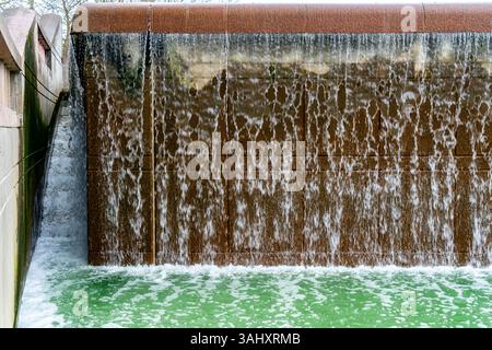 Ein Blick auf einen Teil des Wasserfalls im Bellevue City Park in Bellevue, Washington. Stockfoto