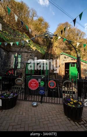 Die historische und unterhaltsame Touristenattraktion Lynton & Lynmouth Cliff Railway, North Devon, England. Kenntnisse, Fähigkeiten, Werte, Überzeugungen, Gewohnheiten, Stockfoto