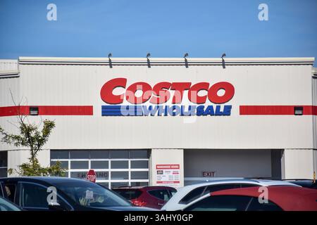 Newmarket, Kanada am 21. September 2020: Blick auf die Ladenfront von Costco Wholesale von einem Parkplatz Stockfoto