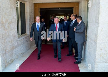 21. August 2017: Amman, Jordanien – US-Verteidigungsminister James Mattis spaziert mit König Abdullah II. Von Jordanien am 21. August 2017 in Amman, Jordanien. (Bild: © Jette Carr/Planet Pix via ZUMA Wire) Stockfoto