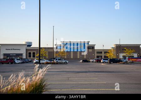 Aurora, Ontario, Kanada am 22. September 2020: Blick auf das Walmart Supercenter von einem Parkplatz aus Stockfoto