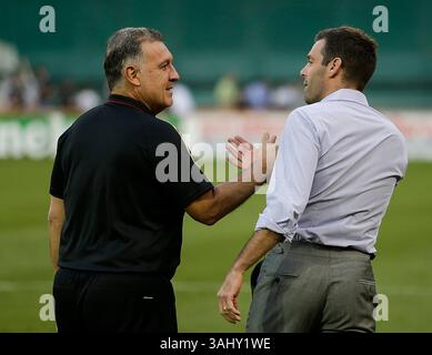 23. August 2017: Gerardo Martino, Cheftrainer von Atlanta United und Ben Olsen, Cheftrainer von D.C. United, treffen sich vor einem MLS-Fußballspiel zwischen D.C. United und Atlanta United FC im RFK Stadium in Washington DC. Justin Cooper/CSM (Credit Image: &Copy; Justin Cooper/CSM via ZUMA Wire) Stockfoto