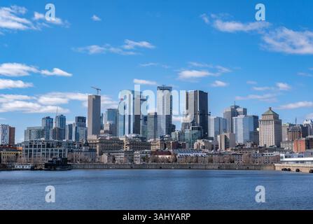 Montreal, Kanada - 4. April 2025: Ein malerischer Blick auf die Skyline von Montreal vom St. Lawrence River aus, mit urbaner Architektur vor hellem Himmel Stockfoto