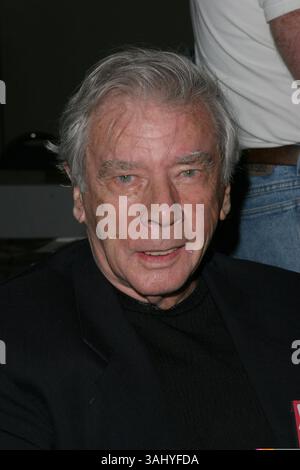 18. Februar 2005: Burbank, KALIFORNIEN, USA – 18. Februar 2005: Burbank, Kalifornien – Richard Wyler. Hollywood Collectors Show Day 1 im Burbank Hilton Hotel. Foto: Zach Lipp/AdMedia Stockfoto