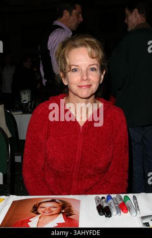 Februar 2005: Burbank, CA, USA – 18. Februar 2005: Burbank, Kalifornien – Linda PURL. Hollywood Collectors Show Day 1 im Burbank Hilton Hotel. Foto: Zach Lipp/AdMedia Stockfoto