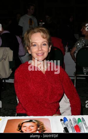 18. Februar 2005: Burbank, CA, USA – 18. Februar 2005: Burbank, Kalifornien – Linda Purll. Hollywood Collectors Show Day 1 im Burbank Hilton Hotel. Foto: Zach Lipp/AdMedia Stockfoto