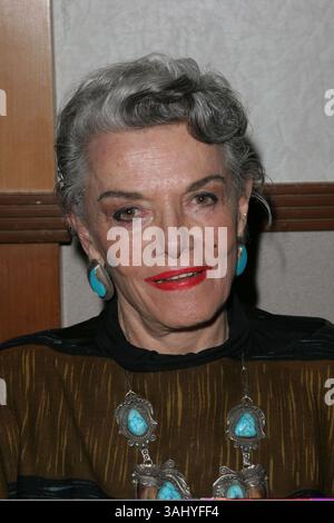 Februar 2005: Burbank, CA, USA – 18. Februar 2005: Burbank, Kalifornien – Jane Russell. Hollywood Collectors Show Day 1 im Burbank Hilton Hotel. Foto: Zach Lipp/AdMedia Stockfoto