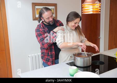 Paar, umarmen in Küche Stockfoto