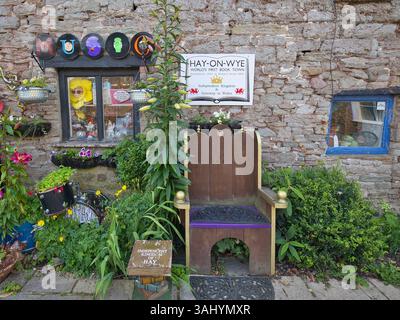 Wales, Powys, Hay-on-Wye - 17. Juli 2024: Dekoration in der Marktstadt, die oft als „Stadt der Bücher“ bezeichnet wird. Stockfoto