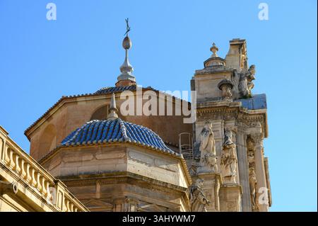 Seitenansicht einer gekachelten Kuppel, Teil der Kathedrale Kirche St. Maria. Stockfoto