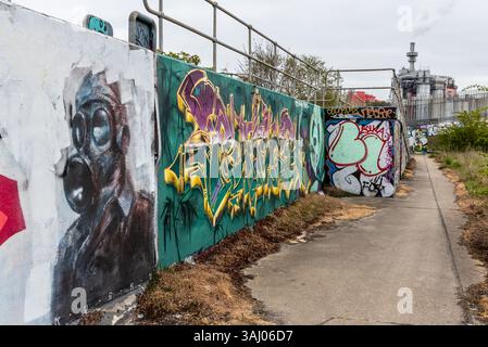 Procter & Gamble Factory in West Thurrock, am Ufer der Themse, beliebt bei Graffiti-Künstlern. Entfernter Industriekomplex, maskierte Graffiti Stockfoto