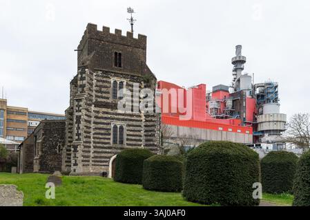 St Clement's Church, West Thurrock, Grays, Essex, Großbritannien. Knapped Flint und Reigate Stone historische Kirche. Verantwortung des benachbarten Procter & Gamble Stockfoto