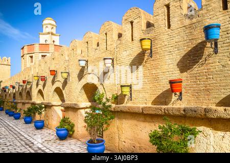 Eine Straße in der Medina von Yasmine, Hammamet, Tunesien. Stockfoto