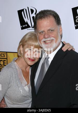 11. Januar 2005 – Los Angeles, Kalifornien, USA – 10. Januar 2005 – Los Angeles, Kalifornien – Helen Mirren und Ehemann Taylor Hackford. Die 10. Jährlichen Critics' Choice Awards im Wiltern Theatre. Foto: Jacqui Wong/AdMedia Stockfoto