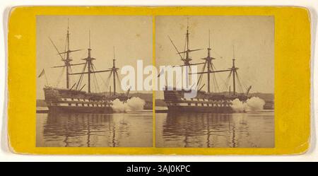 Dieses Foto von George Washington Wilson aus dem Jahr 1861 zeigt die HMS Cambridge, die in Hamoaze eine Übungsaufnahme abfeuert. Er unterstreicht Wilsons Arbeit mit silbernen Albumabdrücken, die einen Moment des Marinetrainings einfangen. Stockfoto