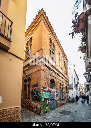 Sevilla, Spanien, 19. März 2016, urbaner Verfall ist auf der ehemaligen Elektrik-Umspannstation sichtbar, wo Graffiti und Vernachlässigung im Herzen von Sevilla zu sehen sind Stockfoto
